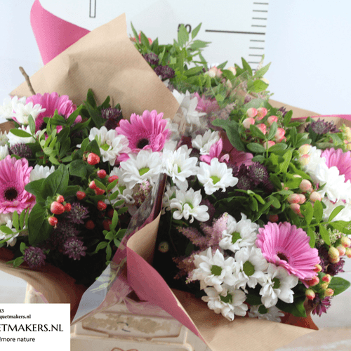 Ramo de Flores Variadas Rosas con Papel Kraft 42 cm, 42 cm de tallo