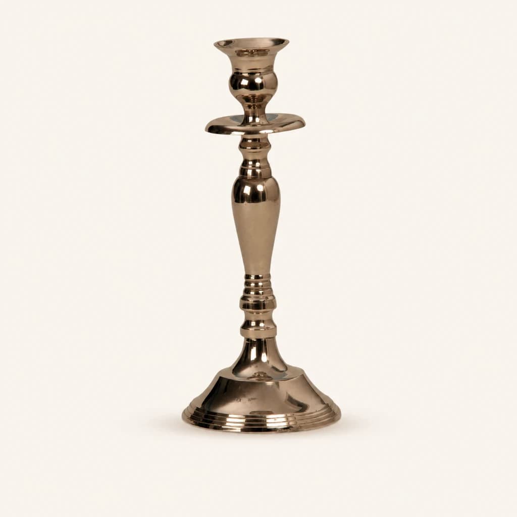 Candelero de metal plateado para una vela